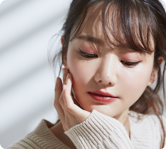 顎に手を添える女性